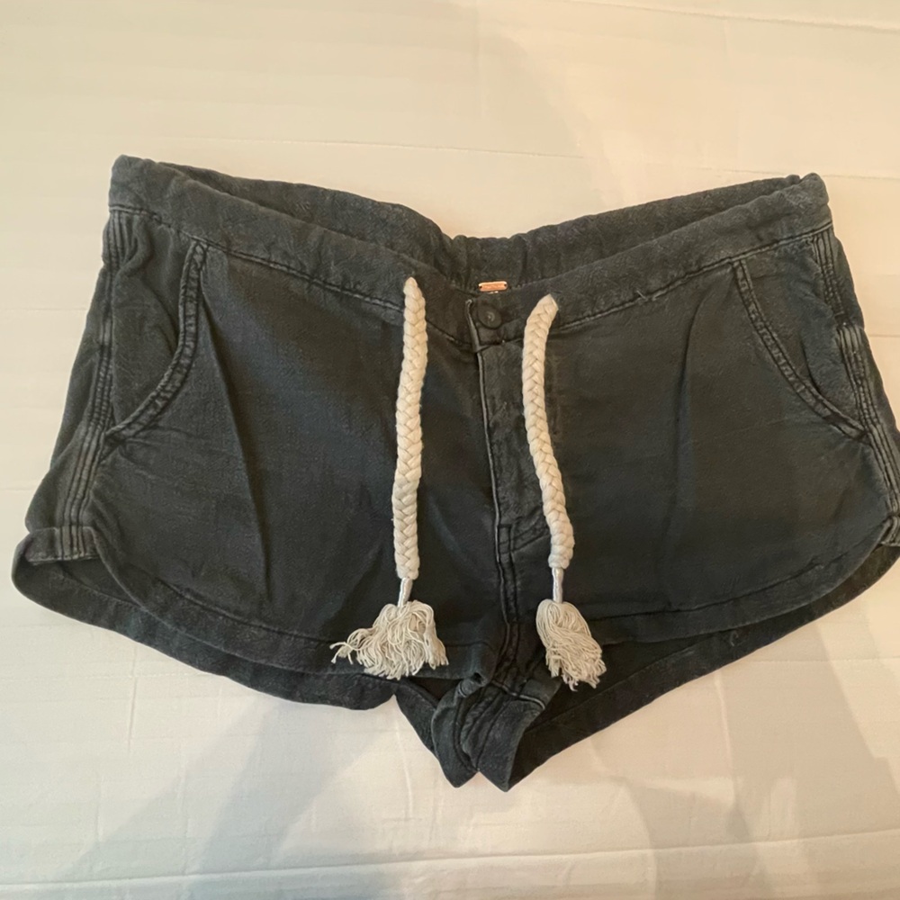 Black beach shorts with thick knit strap